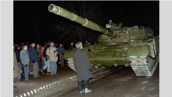 Protestatar pașnic în fața unui tanc sovietic lal Vilnius, ianuarie 1991
