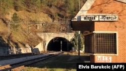 Железничката станица во Штрпци, БиХ, каде во 1993 година биле киднапирани 20-ината патници за чие убиство, за соучество, е осуден Ингиќ