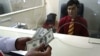 Klijent broji novac nakon podizanja u filijali Aa banke u Kabulu. (arhivska fotografija)