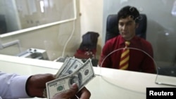 اخیرا شماری از کارکنان بانک‌ها در افغانستان گفته‌اند که در این کشور شماری زیادی از شهروندان حساب‌های بانکی خود را بسته‌اند.