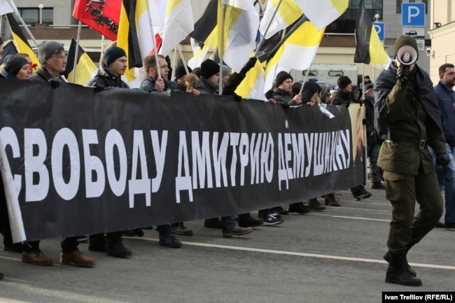 Лозунг в защиту Дмитрия Демушкина на марше памяти Бориса Немцова, 2017