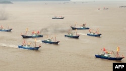 Китайские рыболовецкие суда вблизи острова Сенкаку