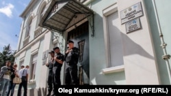 Судові пристави Російської Федерації заарештовують будівлю Меджлісу кримськотатарського народу, 18 вересня 2014 року
