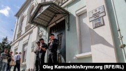 Российские судебные приставы перед зданием Меджлиса крымскотатарского народа, сентябрь 2014 г.