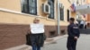 Мать Артёма Милушкина проводит пикет в его защиту