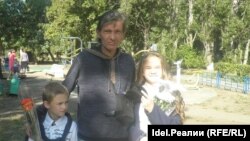 Виктор Козлов с детьми-школьниками