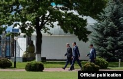 Президент Алмазбек Атамбаев, Фарид Ниязов жана Алмаз Үсөнов. Чолпон-Ата, 1-август, 2016-жыл.