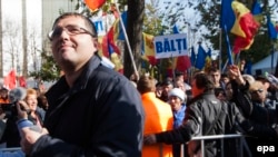 Moldova -- Leader of Moldova's 'Our Party' Renato Usatii, the Mayor of Balti, attends the protest in front of the Parliament Building in Chisinau, October 15, 2015