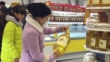 Өсімдік майын таңдап тұрған тұтынушы. Көрнекі сурет.