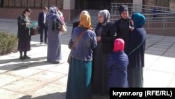 «Hizb ut-Tahrir davası» mabuslarınıñ soy-sop ve dostları Qırım Yuqarı mahkemesiniñ binası yanındalar, 24 mart 2017 senesi