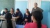 Айгуль Кали (стоит на заднем плане), учитель казахского языка и литературы, вместе с коллегами и учащимися в школе монгольского города Улгий.