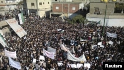 محتجون سوريون ضد نظام الأسد قرب مدينة حمص