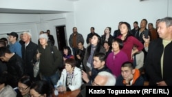 Сторонники Искандера Еримбетова в зале во время оглашения приговора в отношении Еримбетова и группы лиц, обвиняемых в мошенничестве. Алматы, 22 октября 2018 года.