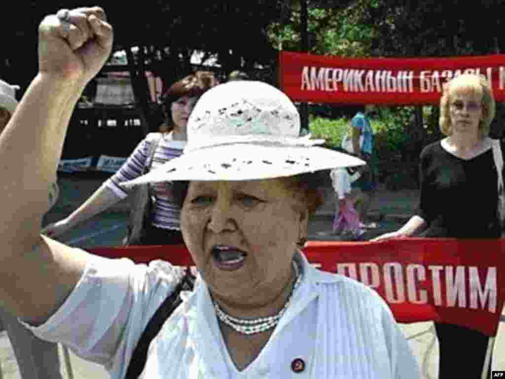 Лидер радикальных коммунистов Клара Ажыбекова на митинге против иностранных баз, Бишкек, 2007.