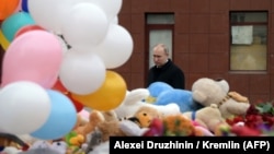 President Vladimir Putin at a makeshift memorial to those who died in Kemerovo.