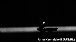 Martın 1-də Anna Kacheishvili qızdırma içində idi. Amma o, yatağına qayıtmazdan öncə pəncərəsindən Tbilisinin küçə həyatının bir parçasını çəkə bilib