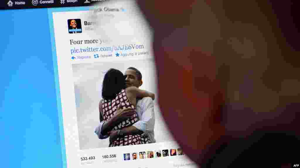 Italija - Na twittery predsjednika Obame objavljena je njegova fotografija sa suprugom Michelle i tekst: ''Još četiri godine'', sa ovom porukom oboren je rekordni broj twittera, Rome, 7. novembar 2012. Foto: AFP / Gabriel Bouys 