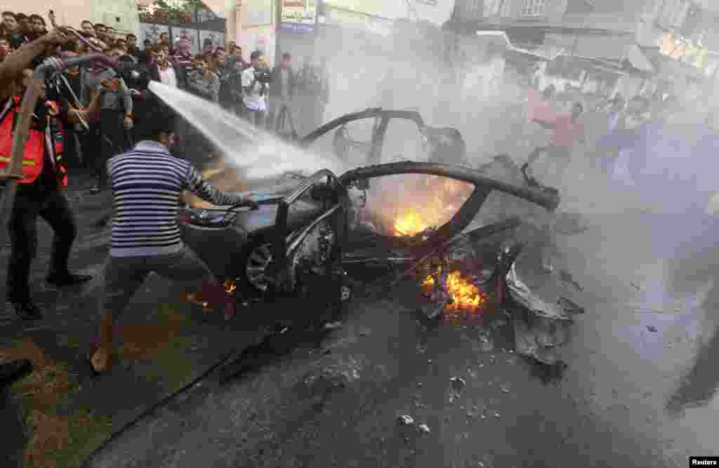 Palestina - Auto u kome je ubijen komandant vojnog krila Hamasa Ahmaed Jaabari, Gaza, 14. novembar 2012. Foto: REUTERS / Ali Hassan 