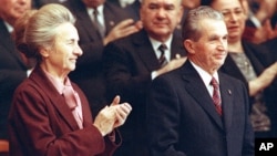 Dictatorul Ceaușescu, reales secretar general al Partidului Comunist Român, cea mai înaltă funcție, la finele lui noiembrie 1989. Obiectul unei cult al personalității ne-egalat de la Stalin, el va fi executat pe 25 decembrie 1989, de cei mai apropriați aplaudaci.