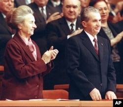 Elena Ceauşescu és Nicolae Ceauşescu fogadja a tapsot a Kommunista Párt 1989-es konferenciáján
