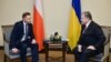 Президент України Петро Порошенко (праворуч) під час зустрічі із президентом Польща Анджеєм Дудою. Харків, 13 грудня 2017 року