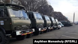 Тәуелсіздік ескерткіші маңында тұрған полиция көліктері. Алматы, 16 желтоқсан 2018 жыл.