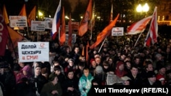 На митинге "Ваши выборы - фарс!" на Чистопрудном бульваре в Москве, 5 декабря 2011