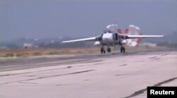 Un avion militar rusesc aterizând la baza militară Heymim, Syria