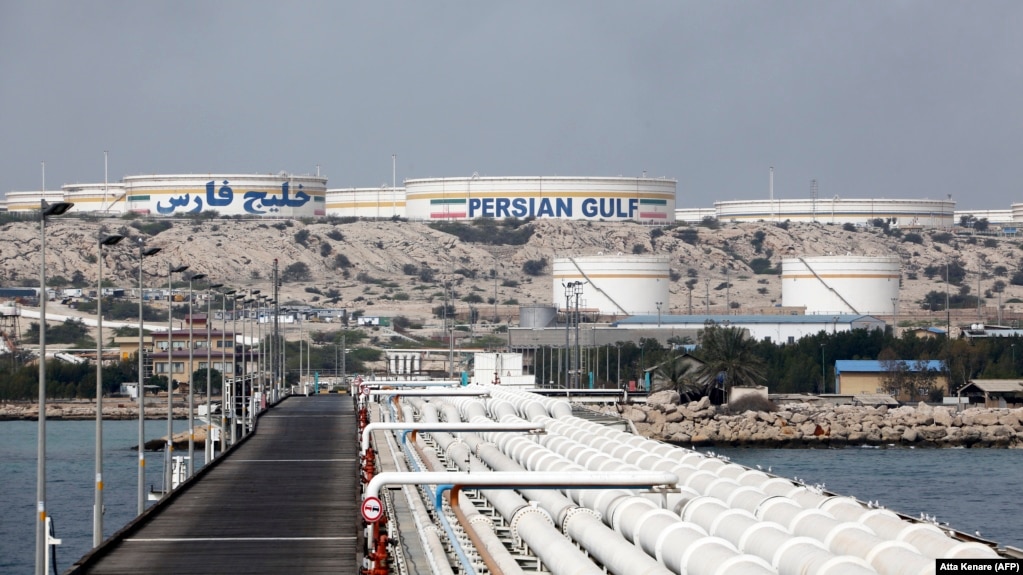 نمایی از تاسیسات نفتی ایران در جزیره خارک