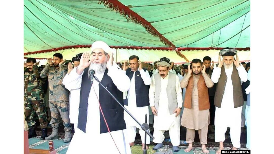 د ننګرهار والي شاه محمود میاخېل په شاهي ماڼۍ کې د خلکو سره د اختر لمونځ اداکړ.