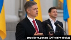 Министр иностранных дел Украины Вадим Пристайко (на переднем плане) и президент Украины Владимир Зеленский. Киев, 12 октября 2019 года.