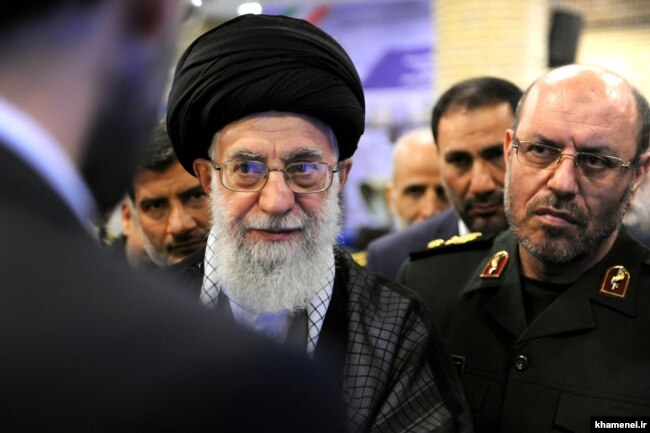 حسین دهقان (راست) از مشاوران نظامی آیت‌الله خامنه‌ای