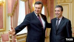 Anders Fogh Rasmussen (djathtas) gjatë një takimi me presidentin e Ukrainës Viktor Yanukovich