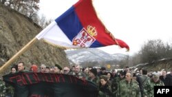В годовщину бомбардировок НАТО сербские резервисты поиграли мускулами на границе с Косово