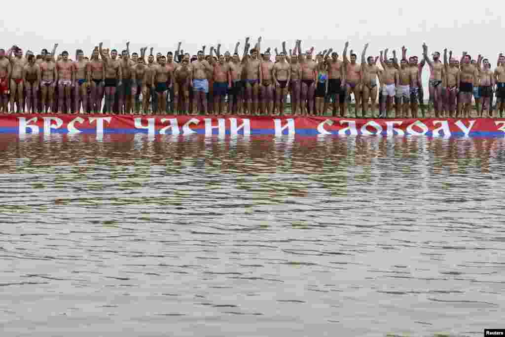 Через секунду-другую эти празднующие Крещение жители столицы Сербии, Белграда, хором нырнут в воды Дуная