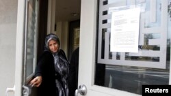 Женщина закрывает дверь здания Исламского института в районе Куинс в Нью-Йорке. Иллюстративное фото.