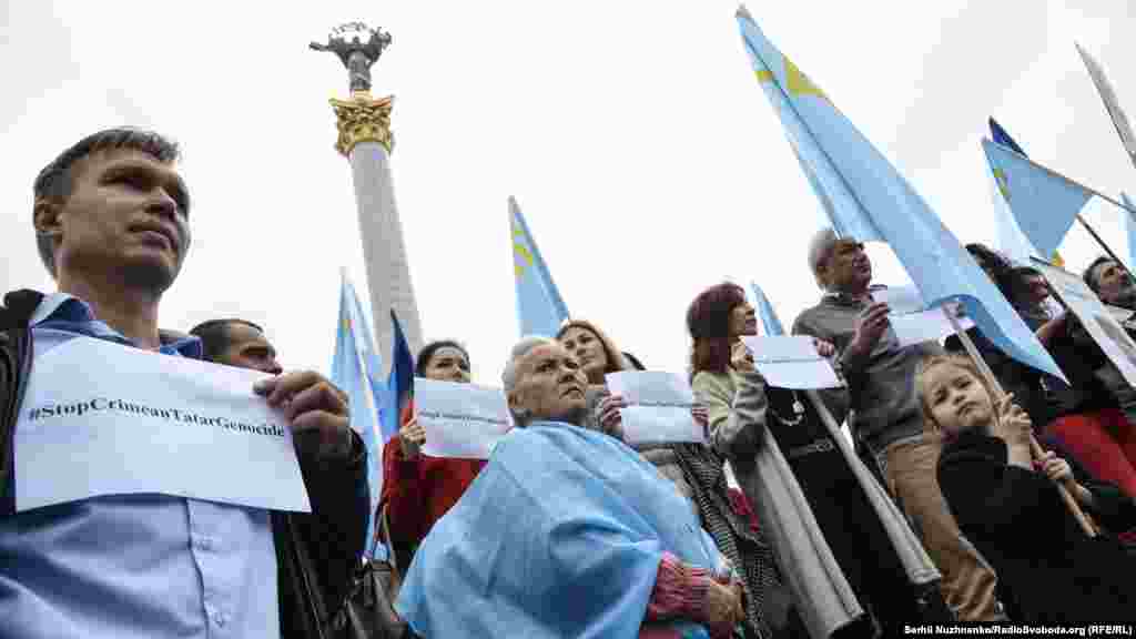 В Киеве крымские татары и активисты вышли на акцию против запрета Меджлиса крымскотатарского народа, 29 сентября Верховный суд России запретил деятельность Меджлиса крымскотатарского народа на территории России и назвал его &laquo;экстремистской организацией&raquo;. &nbsp;