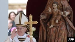 Vatican -- Pope Francis waves during his inauguration mass at the Vatican, 19Mar2013