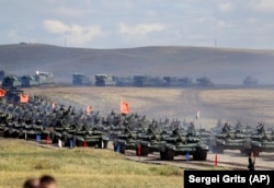 Tancuri chinezești pe terenul de antrenament „Tsugol”, în timpul exercițiilor militare Vostok 2018, în Rusia, 13 septembrie 2018.