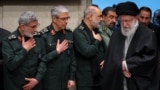 علی خامنه‌ای در جمعی از ژنرال‌های سپاه
