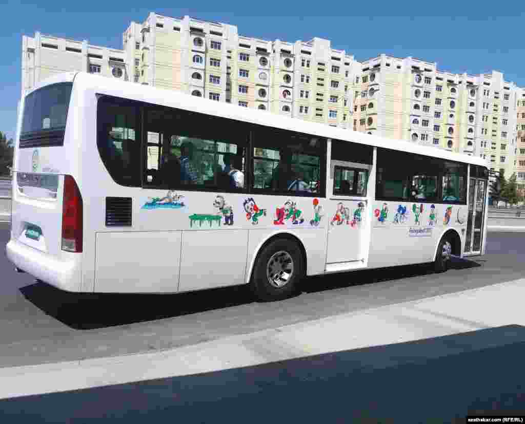 Автобусы в столице Туркменистана украшены логотипами Азиады