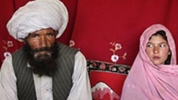 یوه یوولس کلنه نجلۍ د خپل بوډا کوژدن تر څنګ - عکس کلونه مخکې یونیسف په غور کې اخیستی 