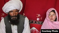 یوه یوولس کلنه نجلۍ د خپل بوډا کوژدن تر څنګ - عکس کلونه مخکې یونیسف په غور کې اخیستی 