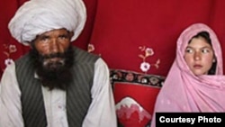 یوه یوولس کلنه نجلۍ د خپل بوډا کوژدن ترڅنګ - عکس کلونه مخکې یونیسف په غور کې اخیستی