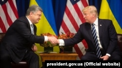 Украина президенті Петр Порошенко (сол жақта) АҚШ президенті Дональд Трамппен кездесіп отыр. Нью-Йорк, 21 қыркүйек 2017 жыл.