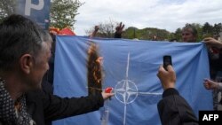 Protestuesit kanë djegur flamurin e NATO-s gjatë një proteste kundër anëtarësimit të Malit të Zi në aleancë. Cetinjë, 28 prill 2017.