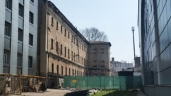 На этом заброшенном здании Лазаревских казарм видны следы осколков
