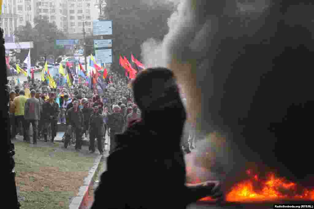 Активіст «Правого сектору» просить людей не підходити надто близько до палаючих шин