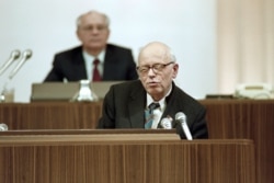 Andrei Sakharov, la tribuna congresului Sovietului suprem (în spate, liderul URSS Mihail Gorbaciov), Moscova, 12 decembrie 1989