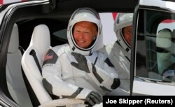 Astronauții NASA Douglas Hurley și Robert Behnken se îndreaptă către locul lansării